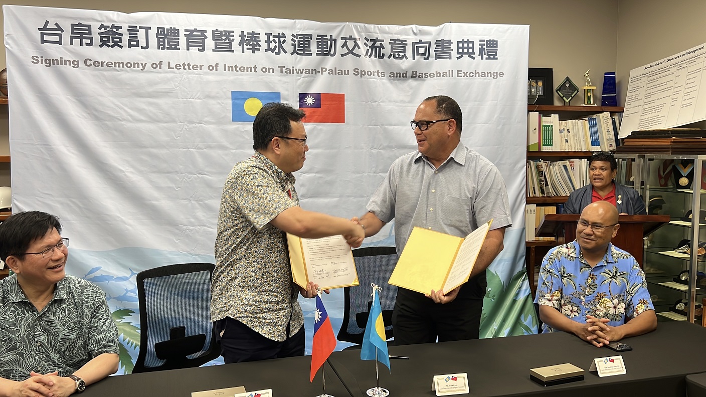 (圖)SA Director Director-General Cheng Shih-chung (2nd from left) and Palau National Olympic Committee President Frank Kyota (2nd from right) signed a Letter of Intent on Taiwan-Palau Baseball Exchange to enhance sports exchanges between Taiwan and Palau.